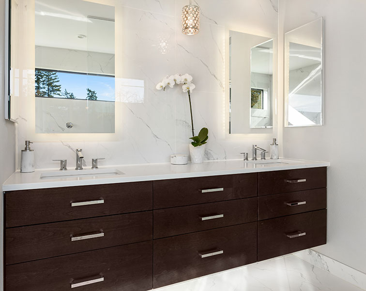 bathroom-with-white-flowers